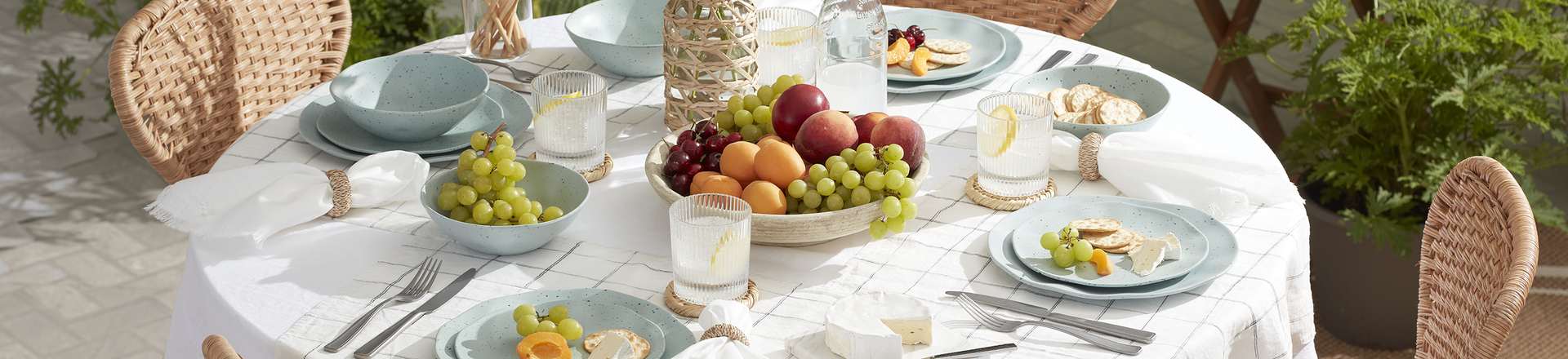 Set outdoor table spread